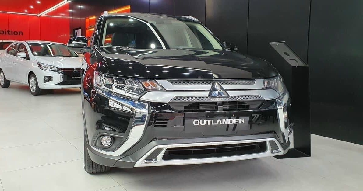 So sánh chi tiết phiên bản Mitsubishi Outlander 2024: giá bán và màu sắc 1 Mitsubishi Outlander 2024 màu Đen sang trọng và mạnh mẽ