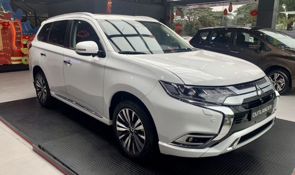 So sánh chi tiết phiên bản Mitsubishi Outlander 2024: giá bán và màu sắc 2 Mitsubishi Outlander 2024 màu Trắng tinh tế và hiện đại