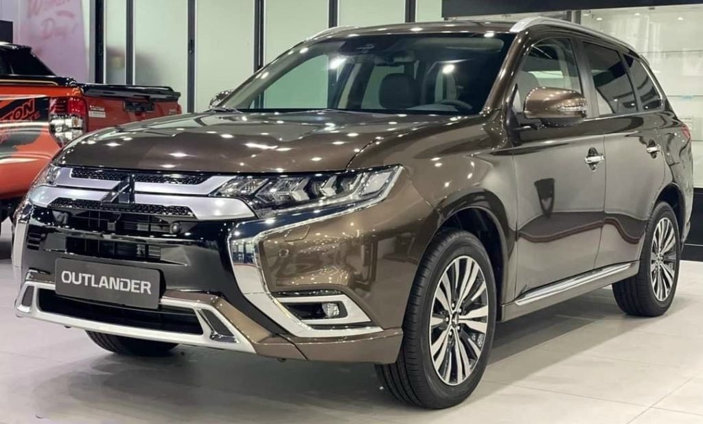 So sánh chi tiết phiên bản Mitsubishi Outlander 2024: giá bán và màu sắc 4 Mitsubishi Outlander 2024 màu Nâu thanh lịch và khác biệt