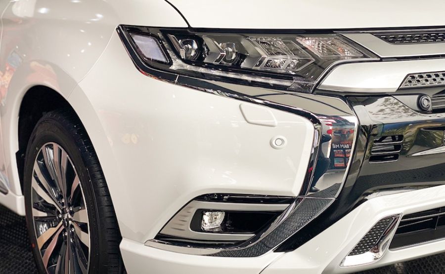 So sánh chi tiết phiên bản Mitsubishi Outlander 2024: giá bán và màu sắc 7 Ở phiên bản 2.0 CVT Premium, toàn bộ hệ thống đèn chiếu xa/gần, chiếu sáng ban ngày và đèn sương mù đều full LED