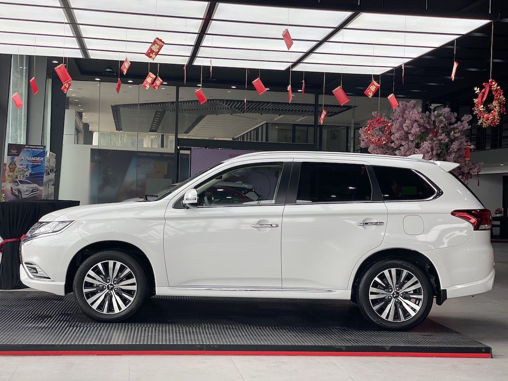 So sánh chi tiết phiên bản Mitsubishi Outlander 2024: giá bán và màu sắc 8 Cả 2 phiên bản đều toát lên dáng vẻ săn chắc nhờ những đường gân nổi sắc nét ôm trọn ngang hông xe