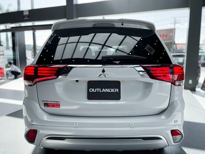 So sánh chi tiết phiên bản Mitsubishi Outlander 2024: giá bán và màu sắc 9 Đuôi xe Mitsubishi Outlander 2024 với đèn hậu LED và cánh lướt gió hiện đại