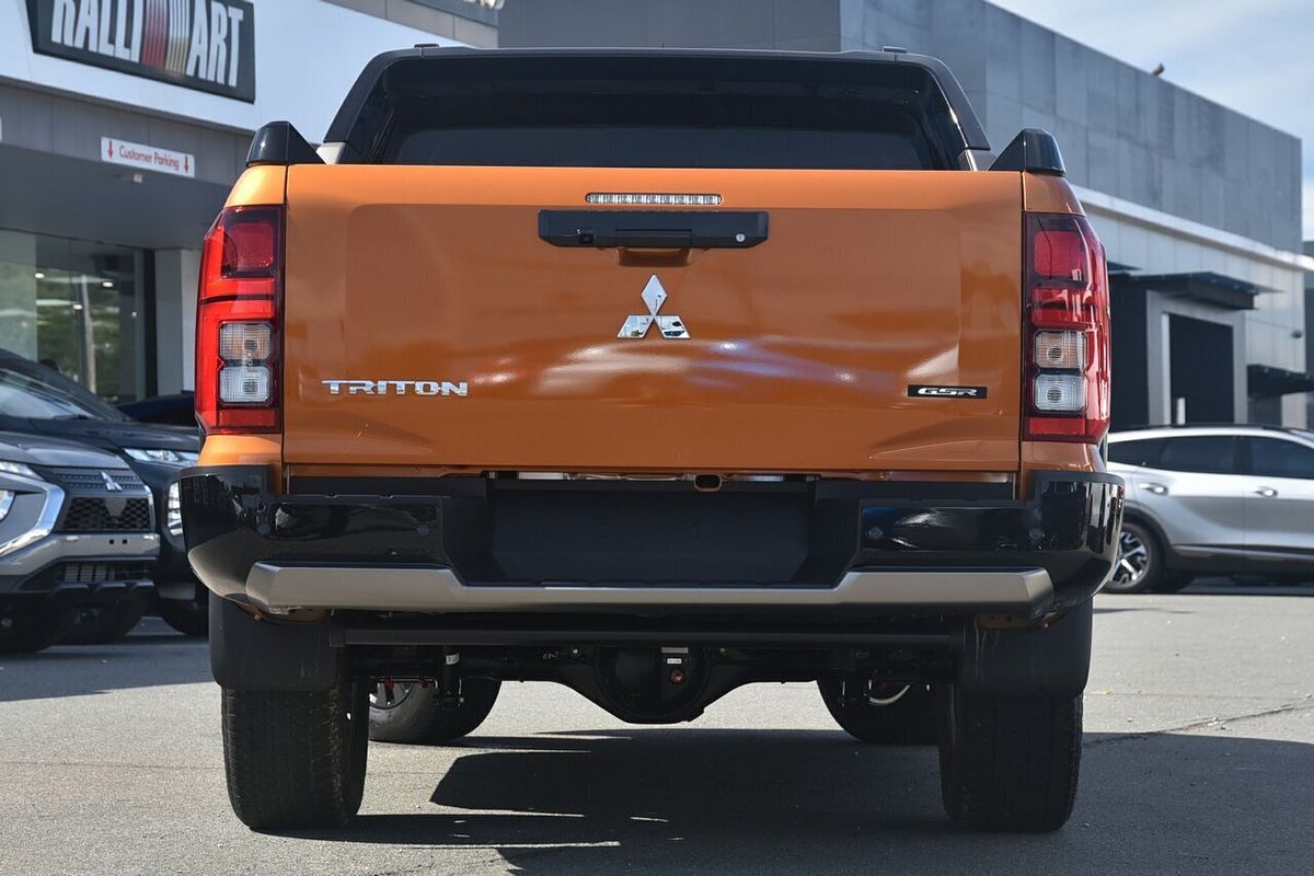 Giá Bán Mitsubishi Triton mới 2024 tháng 9/2024 7 Mitsubishi Triton 2024 thực dụng với bậc lên xuống rộng và thùng xe hạ thấp 820mm tiện lợi