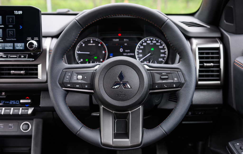 Giá Bán Mitsubishi Triton mới 2024 tháng 9/2024 9 Khoang cabin Mitsubishi Triton 2024 rộng rãi với hộc để đồ tiện dụng và bảng điều khiển thông minh