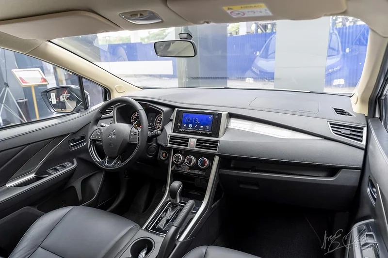 Mitsubishi Xpander 2020: Đánh giá chi tiết, giá lăn bánh và so sánh 2 Tiện nghi nội thất Mitsubishi Xpander 2020 với vô lăng 3 chấu bọc da, hệ thống âm thanh 6 loa sống động.