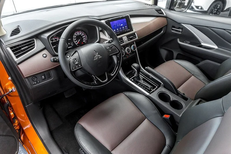 Mitsubishi Xpander 2021: Đánh giá chi tiết, so sánh & giá lăn bánh 1 Mitsubishi Xpander 2021 nâng cấp màn hình giải trí 10 inch, mang đến trải nghiệm kết nối hiện đại và tiện ích.