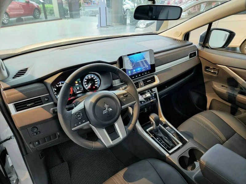 Mitsubishi Xpander 2023: Giá Lăn Bánh & Đánh Giá Chi Tiết Phiên Bản Mới 2 Mitsubishi Xpander 2023 nâng cấp nội thất rộng rãi và tiện nghi, mang lại trải nghiệm thoải mái cho mọi hành trình.