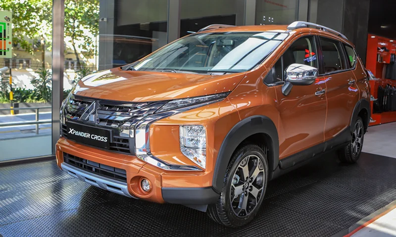 Mitsubishi Xpander Cross 2020: Đánh Giá Chi Tiết & So Sánh Phiên Bản Mới 1 Mitsubishi Xpander Cross 2020 sở hữu thiết kế SUV địa hình cứng cáp, mang lại trải nghiệm lái vững vàng và an toàn.