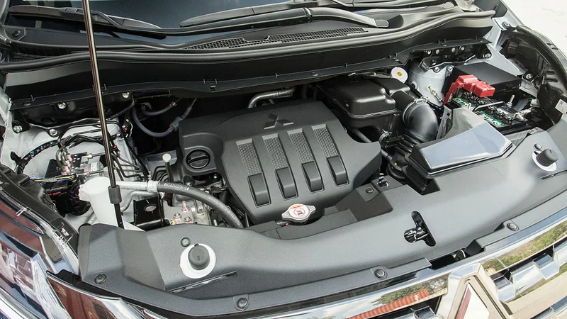 Mitsubishi Xpander Cross 2020: Đánh Giá Chi Tiết & So Sánh Phiên Bản Mới 3 Mitsubishi Xpander Cross 2020 đáp ứng nhu cầu gia đình với động cơ 1.5L tiết kiệm, ổn định và tiện lợi đường dài.