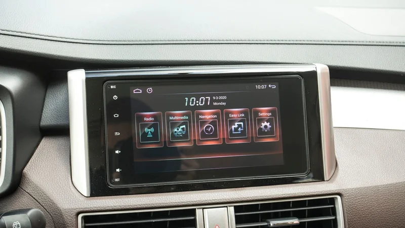 Mitsubishi Xpander Cross 2020: Đánh Giá Chi Tiết & So Sánh Phiên Bản Mới 4 Mitsubishi Xpander Cross 2020 nâng cao trải nghiệm với màn hình cảm ứng 7 inch, hỗ trợ Apple CarPlay và Android Auto.