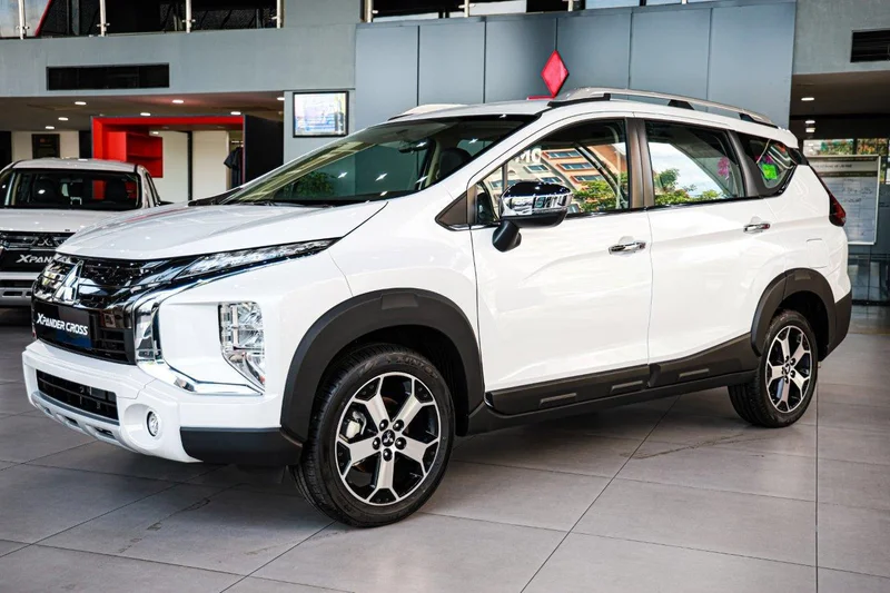 Mitsubishi Xpander Cross 2021: Đánh Giá Chi Tiết & Giá Xe Cũ 1 Mitsubishi Xpander Cross 2021 chinh phục đường ngập nước với khoảng sáng gầm xe cao và thiết kế SUV mạnh mẽ.