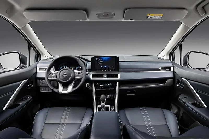 Mitsubishi Xpander Cross 2022: Đánh giá chi tiết, giá lăn bánh và so sánh 2 Mitsubishi Xpander Cross 2022 mang đến không gian nội thất rộng rãi, sang trọng và tiện nghi vượt trội cho gia đình.