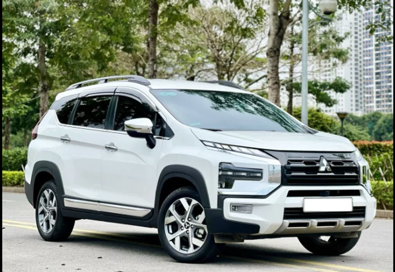 Mitsubishi Xpander Cross 2024: Đánh Giá Chi Tiết và So Sánh 1 Khám phá ngoại thất mạnh mẽ Mitsubishi Xpander Cross 2024 với lưới tản nhiệt Dynamic Shield đầy bản sắc SUV.