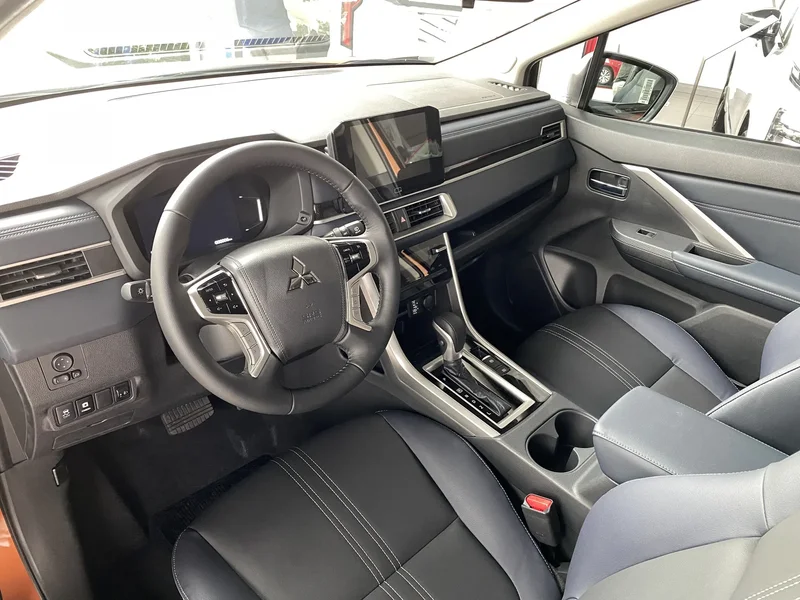 Mitsubishi Xpander Cross 2024: Đánh Giá Chi Tiết và So Sánh 2 Trải nghiệm ghế da cao cấp chống nhiệt và màn hình cảm ứng 9 inch trên Mitsubishi Xpander Cross 2024..