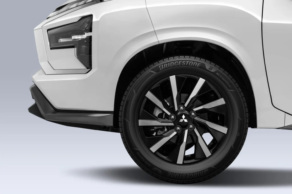 Mitsubishi Xpander 2026: Đặc điểm nổi bật và những cải tiến đáng mong đợi 3 Mitsubishi Xpander 2026 ghi điểm với mâm hợp kim cỡ lớn, tạo cảm giác bám đường chắc chắn và phong cách đầy cá tính.