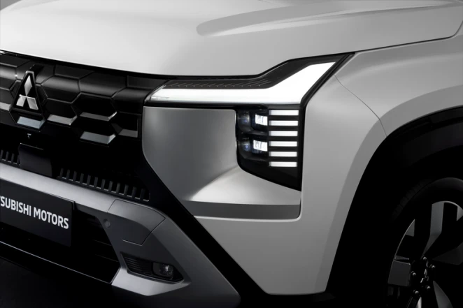 Đầu xe Mitsubishi Destinator 2025 với đèn định vị LED