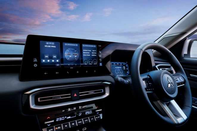 Khoang lái Mitsubishi Destinator 2025 với màn hình trung tâm