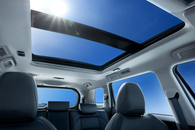 Cửa sổ trời toàn cảnh Mitsubishi Destinator 2025