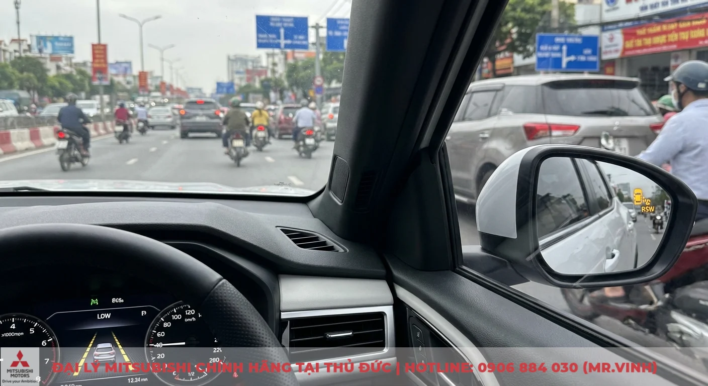 An toàn Mitsubishi XFORCE 2026: Túi khí, ADAS và bảo vệ toàn diện 2 Công nghệ an toàn chủ động cảnh báo điểm mù BSW và lệch làn LDW hiển thị trên gương và bảng điều khiển trong đô thị