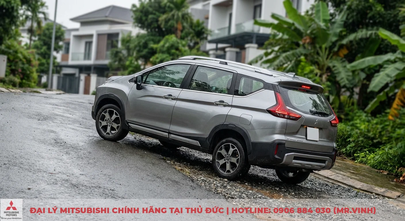 An toàn Xpander Cross 2026: Đánh giá chi tiết và dự đoán công nghệ mới 2 Xpander Cross 2026 vượt dốc ướt sỏi đá, thể hiện công nghệ an toàn chủ động với hỗ trợ khởi hành ngang dốc và kiểm soát lực kéo