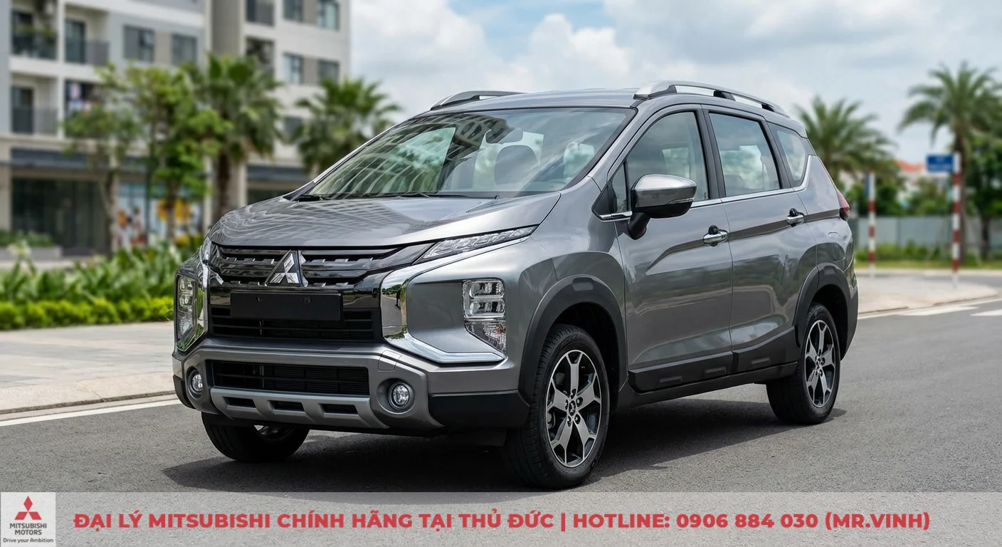 Xpander Cross 2026: Có nên mua không? Dự đoán ưu nhược điểm & giữ giá 2 Mitsubishi Xpander Cross màu xám với thiết kế mạnh mẽ hiện đại, phong cách SUV lai MPV đang đậu trên đường phố