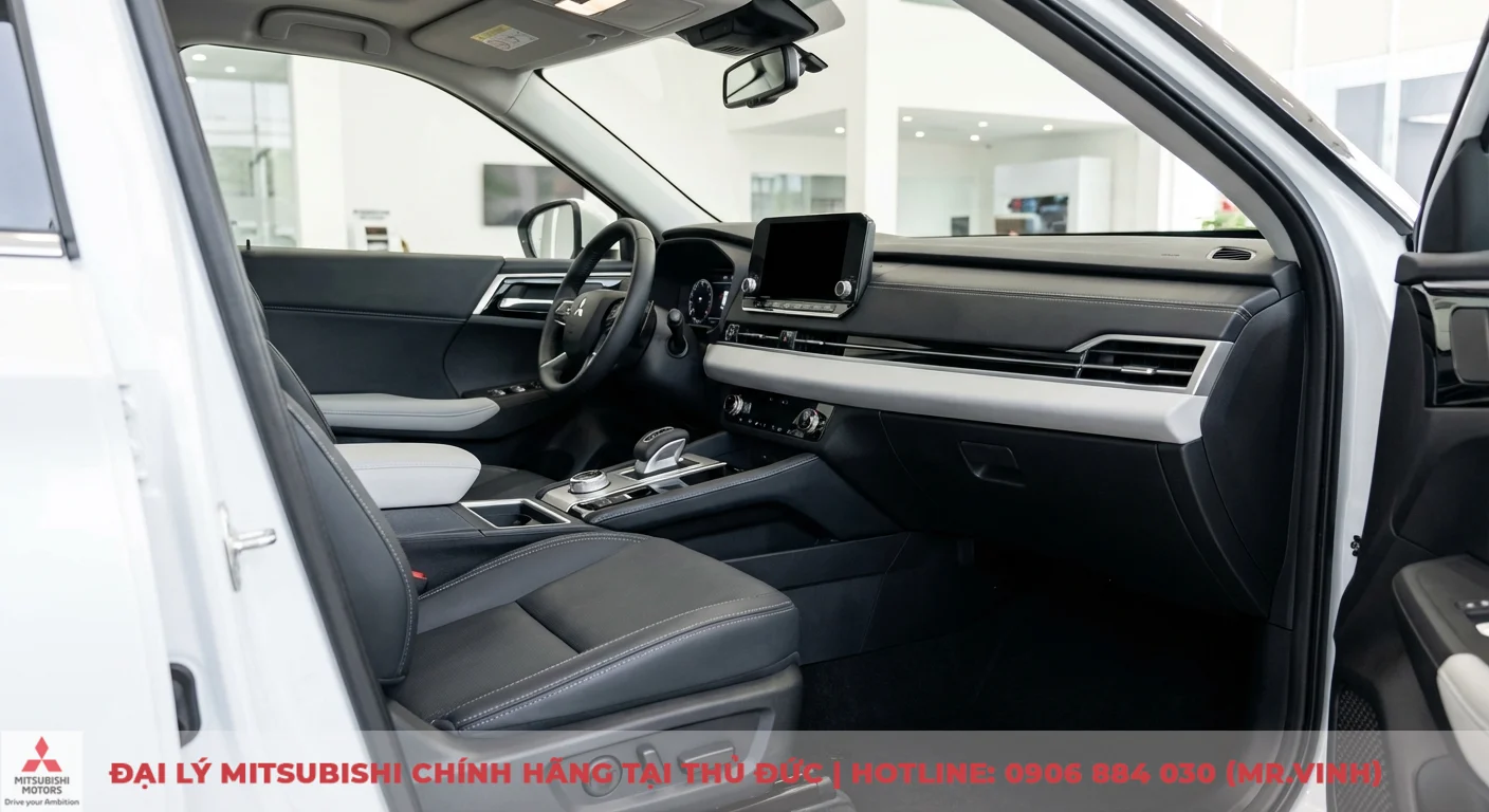 Đánh giá Mitsubishi Destinator 2026: ưu nhược điểm & trải nghiệm lái 3 Khoang lái xe Mitsubishi với ghế da đen, vô lăng, màn hình cảm ứng lớn và bảng điều khiển trung tâm màu bạc