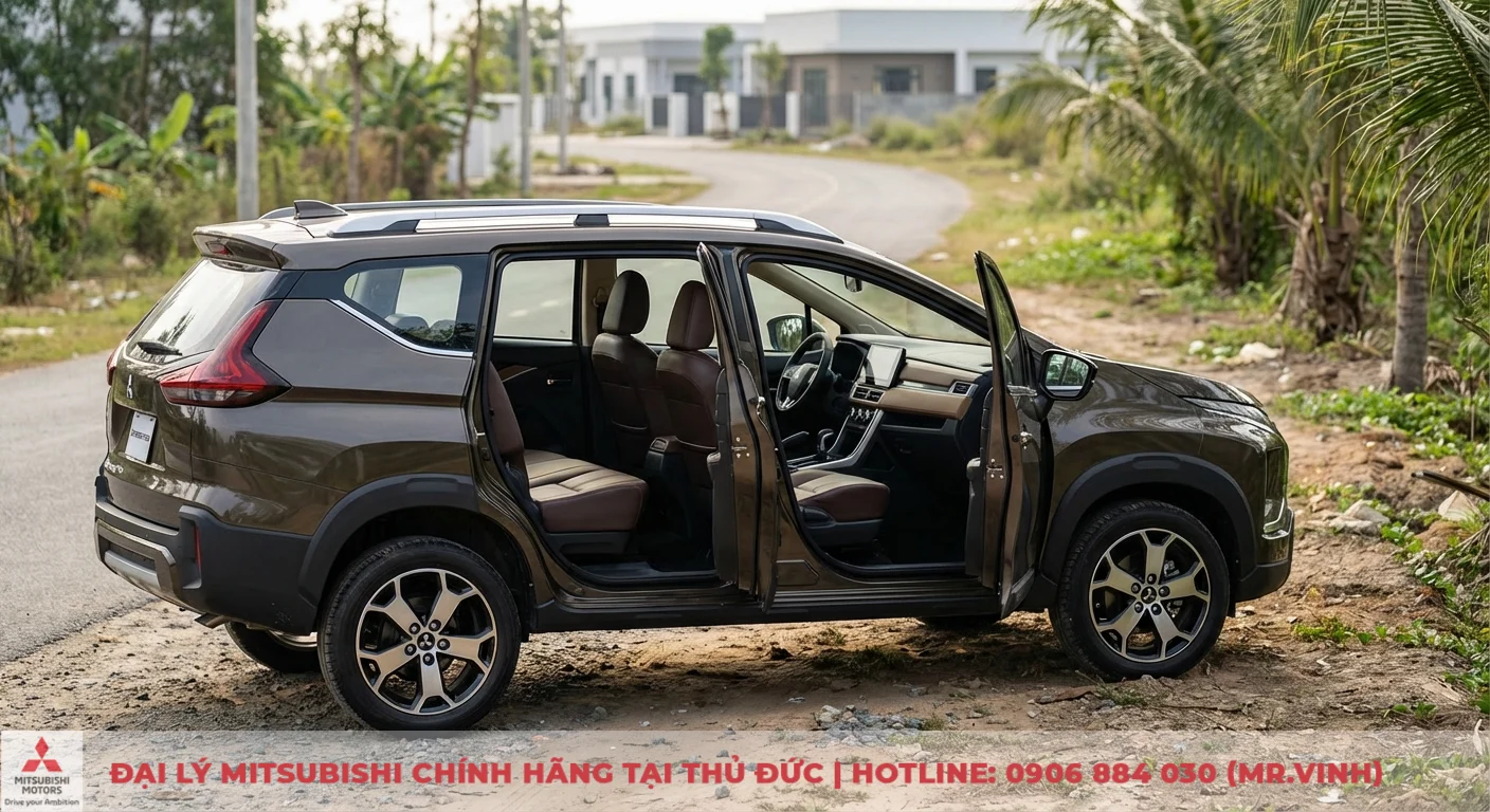 Đánh giá Xpander Cross 2026 – Ưu nhược điểm và những cải tiến mới 4 Mitsubishi Xpander Cross 2026 màu nâu với nội thất 7 chỗ tiện nghi, không gian rộng rãi cùng thiết kế ngoại thất hiện đại, thể thao