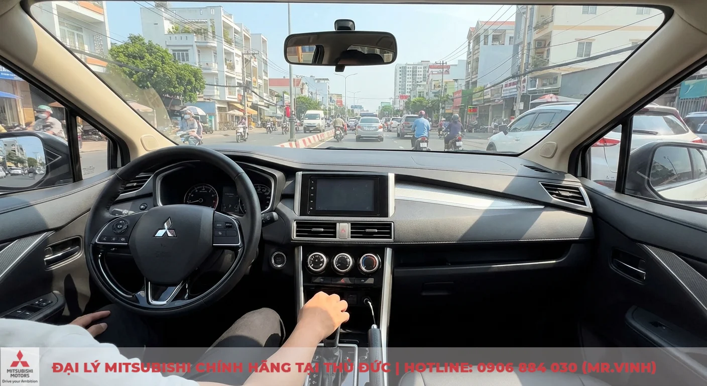 Động cơ Attrage 2026: Thông số, công suất & hộp số CVT có gì mới? 2 Người lái trải nghiệm vận hành mượt mà của hộp số CVT Mitsubishi Attrage 2026 trong cabin xe đô thị