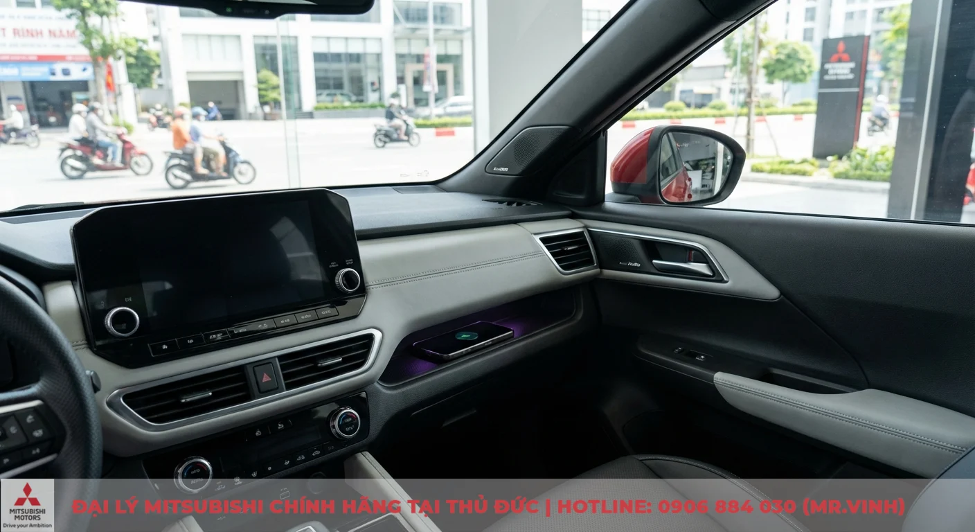 Phiên bản Xforce 2026: So sánh chi tiết các bản, trang bị & giá 2 Nội thất Mitsubishi Xforce 2026 với màn hình giải trí lớn, sạc không dây và điều hòa tự động, thể hiện công nghệ và tiện nghi hiện đại