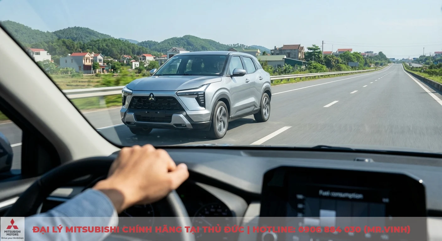 Tiêu hao nhiên liệu Xforce 2026: Mức bao nhiêu? Đi phố & đường trường 1 Mitsubishi Xforce 2026 màu bạc di chuyển trên đường trường, tối ưu hóa mức tiêu hao nhiên liệu