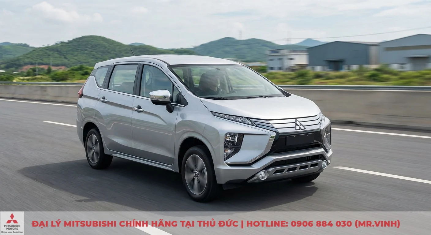 Mitsubishi Xpander 2026: Tiêu hao nhiên liệu, chi phí xăng bao nhiêu? 2 Mitsubishi Xpander 2026 màu bạc lướt trên cao tốc, minh họa mức tiêu hao nhiên liệu đường trường hiệu quả