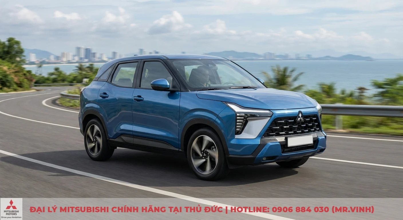 Xforce 2026 có gì mới - Cập nhật điểm nổi bật, nâng cấp 2 Mitsubishi Xforce 2026 màu xanh chạy trên đường ven biển, thể hiện hệ truyền động và vận hành cải tiến đáng giá